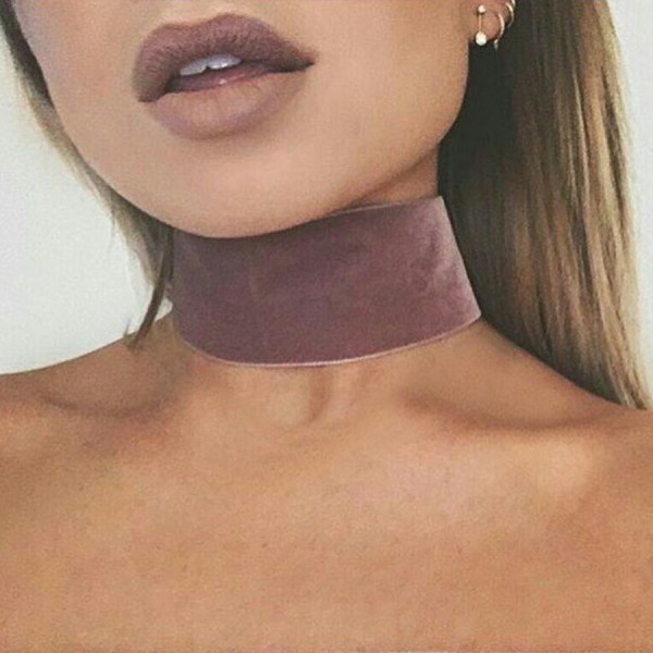 choker pink close up